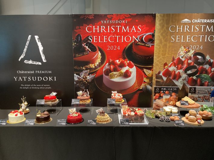 鮮やかな実物ケーキが美しく並んでいました