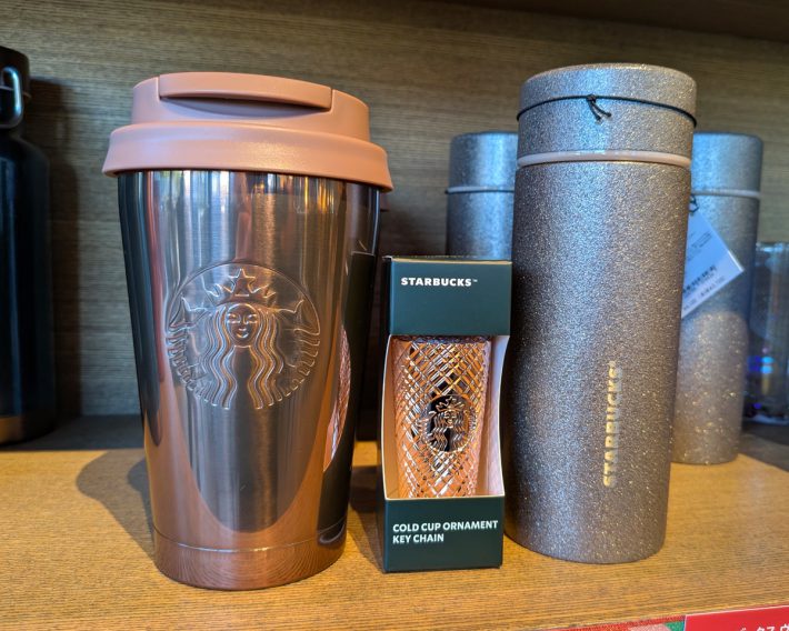 「ステンレスTOGOロゴタンブラーゴールド355ml」（4000円）／「ホリデー2024オーナメントロゴコールドカップタンブラー ゴールド」（1650円）／「ステンレスボトルグリッターゴールド355ml」（4100円）