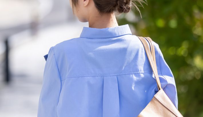 シャツを着た女性の後ろ姿