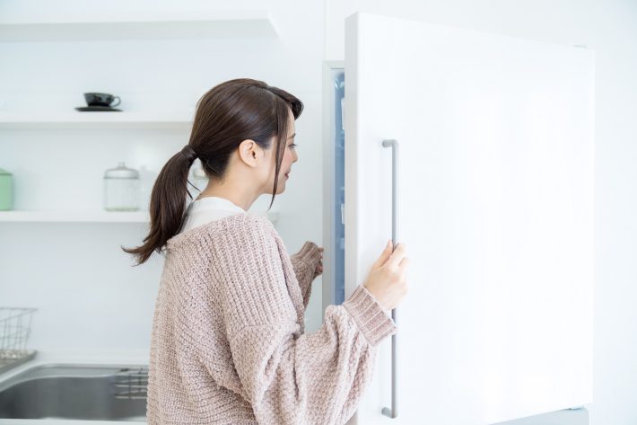 冷蔵庫を開ける女性