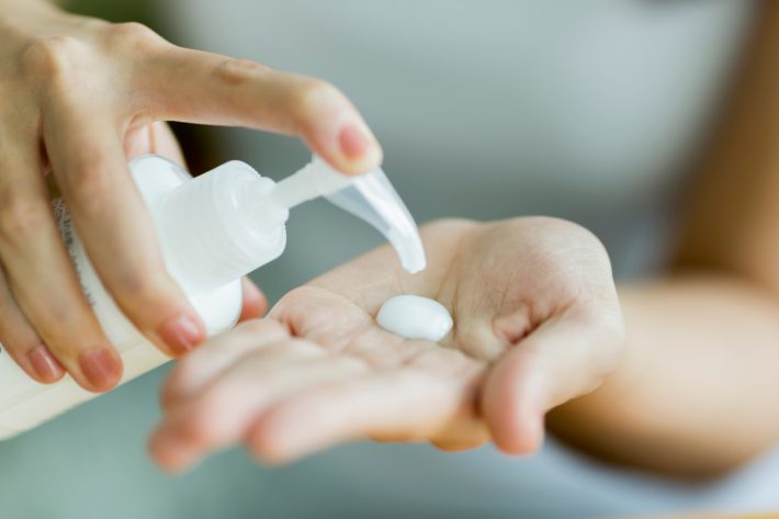 化粧品を付ける女性