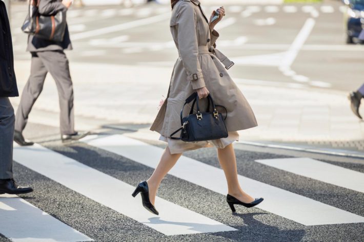 横断歩道を渡るおしゃれな女性