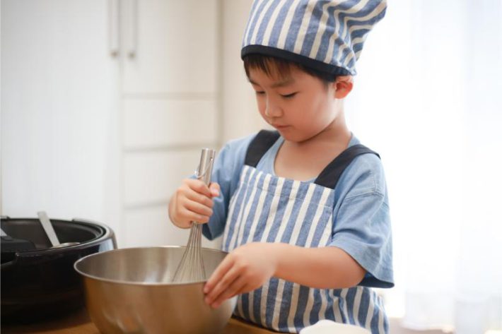 子ども　男の子　料理　台所