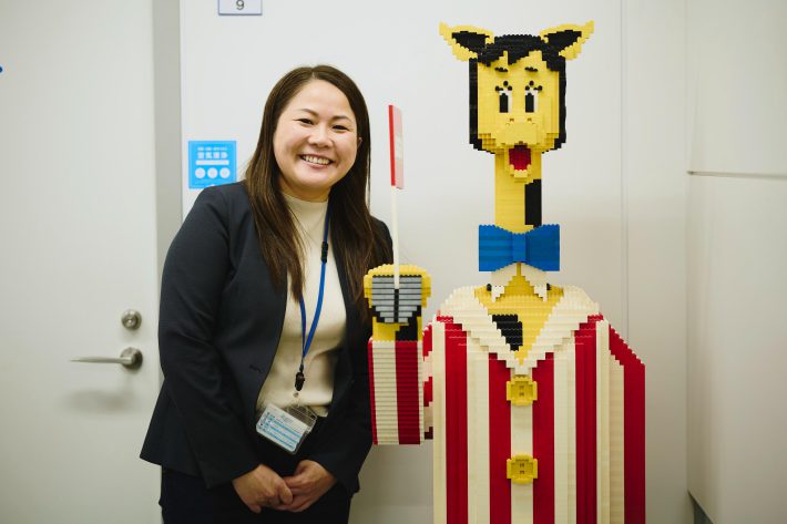 LEGOでできたトイザらス公式マスコット「ジェフリー」と