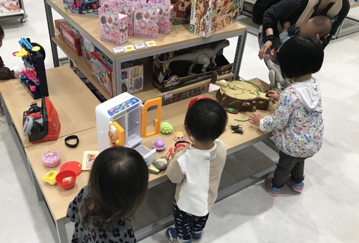 おもちゃのサンプルで遊ぶ子どもたち