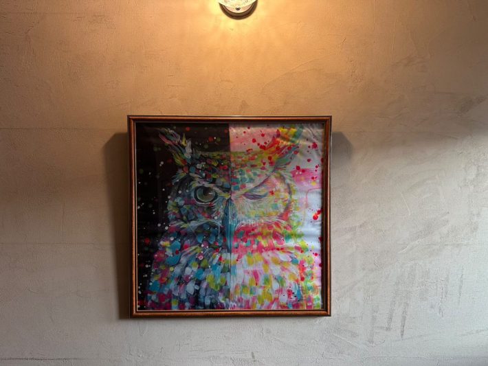 玄関に飾られたアートは、実はスカーフ