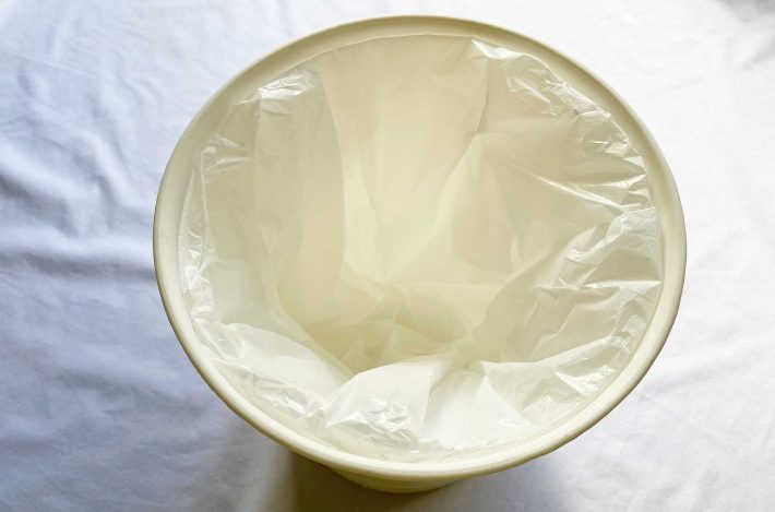 袋の先端ぴらぴらしていた部分はベルトとゴミ箱の間に収まります