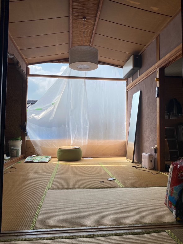 作業中のため壁一面がなく、ビニールで覆った状態での生活していたことも……