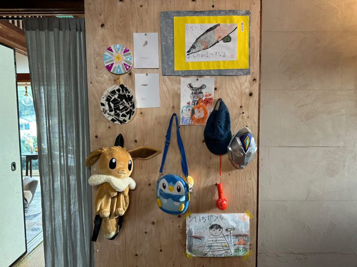 子どもたちのキャラグッズやアートを掛けられるスペースも
