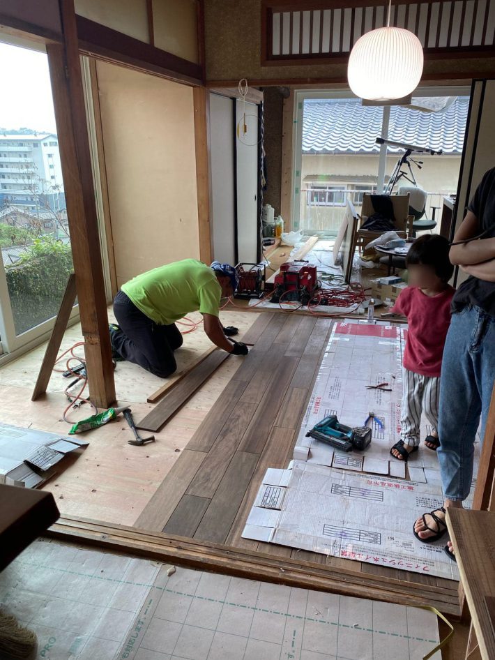 作業を見守る息子さん