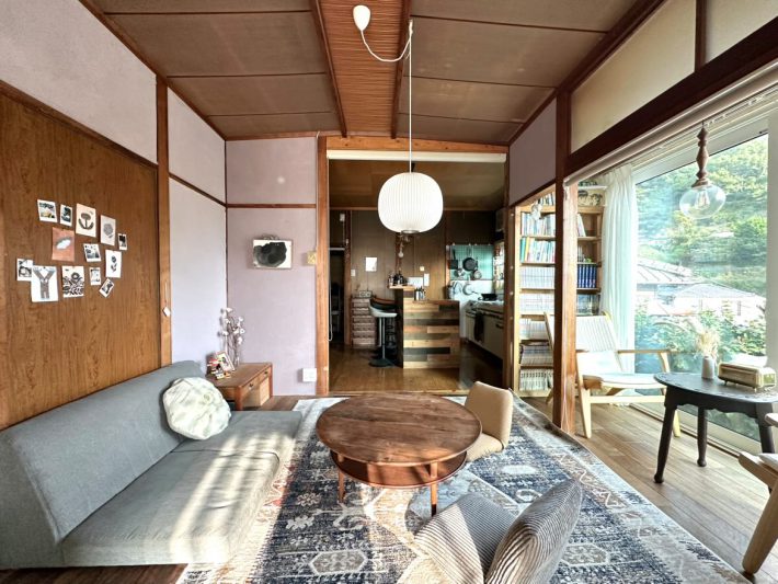 リビングには明るいラベンダー色の珪藻土を