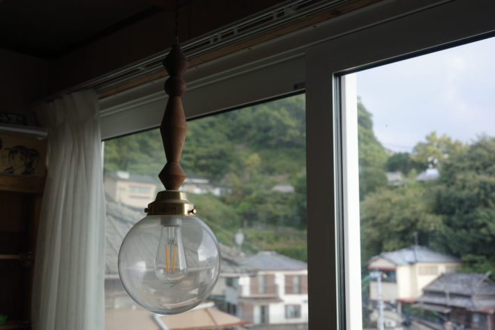 窓際のカフェスペースの照明