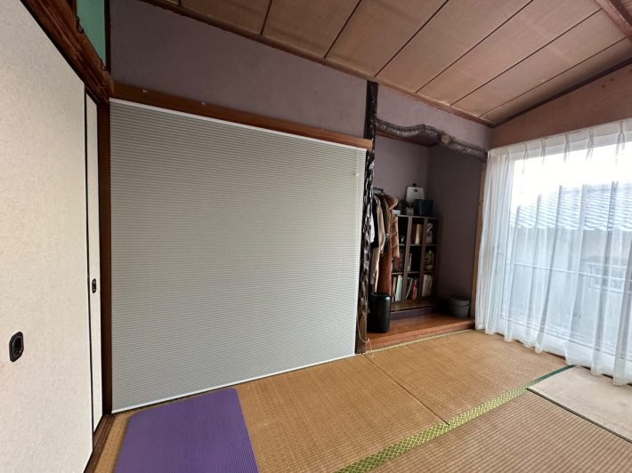 押し入れにはロールスクリーンを設置してスッキリと