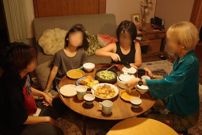 シェアメイトとの食事の様子