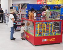 おもちゃのサンプルで遊ぶ子どもたち