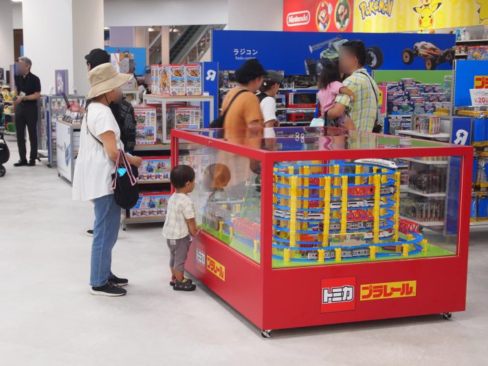 おもちゃのサンプルで遊ぶ子どもたち