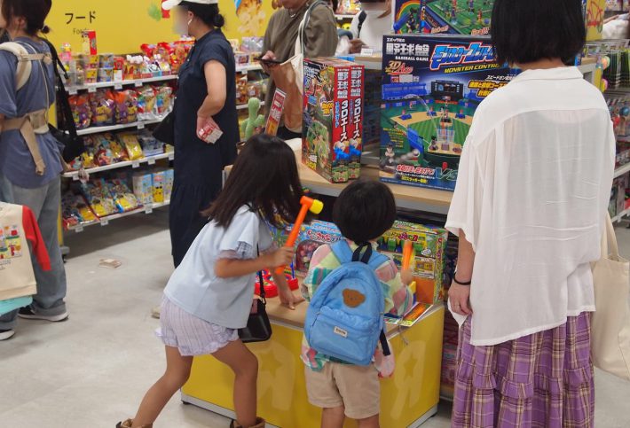 おもちゃのサンプルで遊ぶ子どもたち