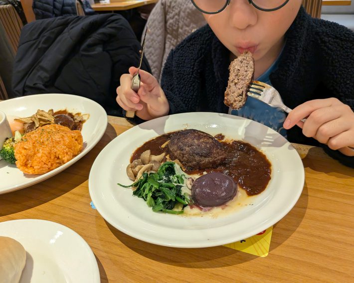 大人のコースで出てきたハンバーグも食べたくなり、食べ比べを楽しみました