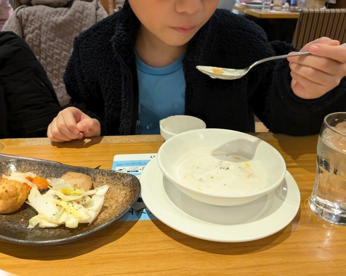 大人用の「カリフラワースープ」を味見する息子