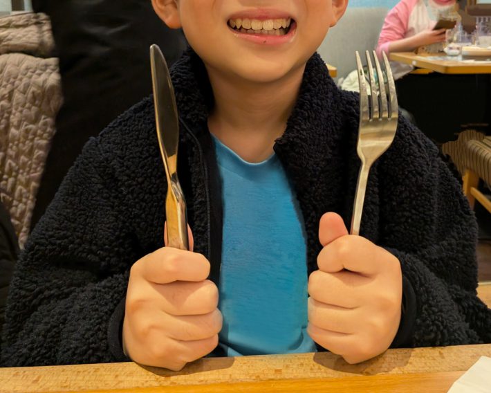 ナイフとフォークを持って