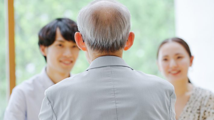 父親越しのカップル