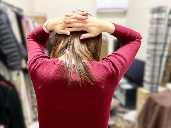 頭を抱える女性