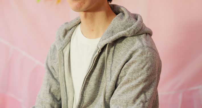 よれたパーカーを着た男性