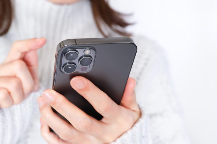 スマホを操作する女性の手元