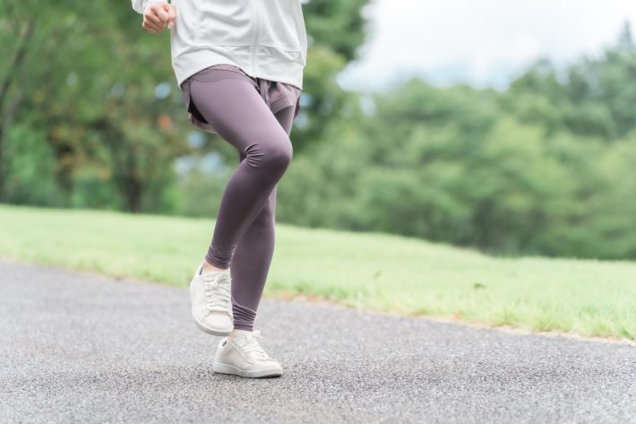 運動をするスポーツウェアの女性
