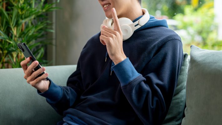 パーカーを着た男性