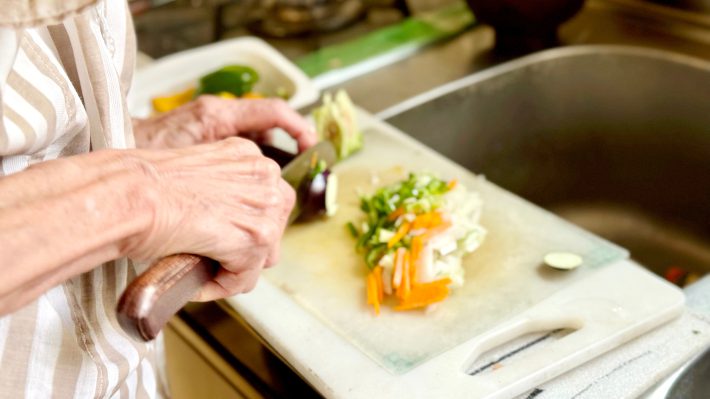 調理する高齢女性の手元