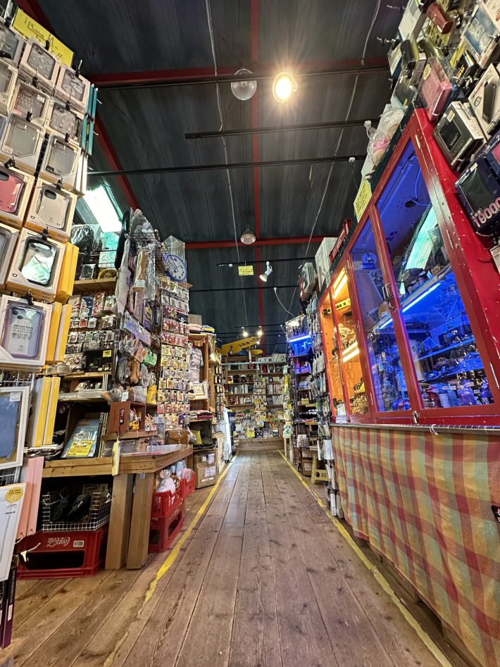 岡崎（路面）店の内観