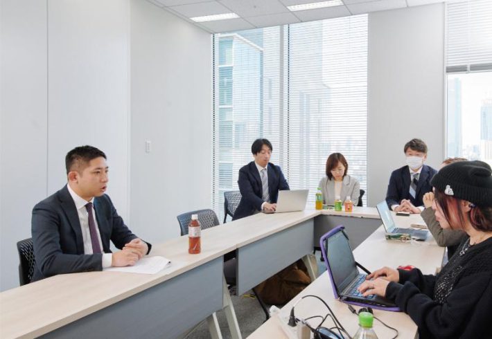 丹波忠寛氏含め4名のTOKYO MX社員が立ち会うなか取材を行った