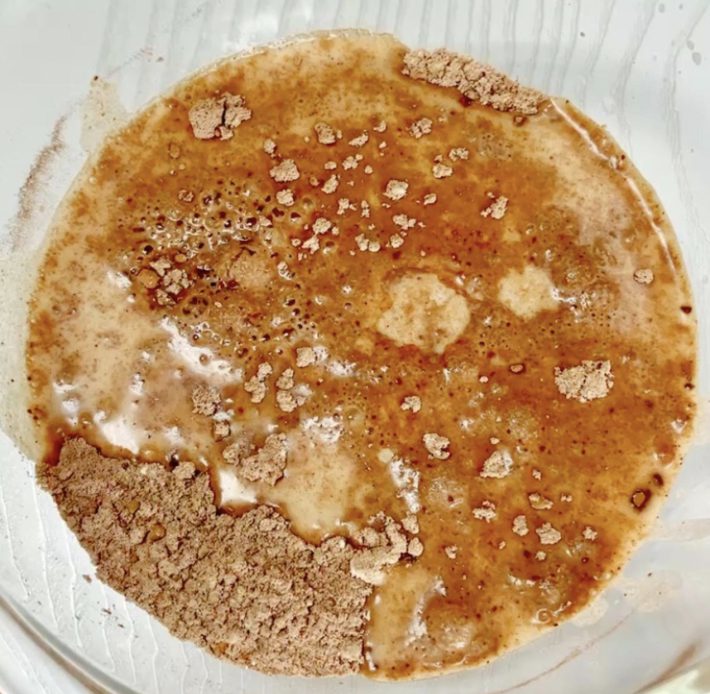 粉類と液体を全て加えてごちゃごちゃに混ぜる