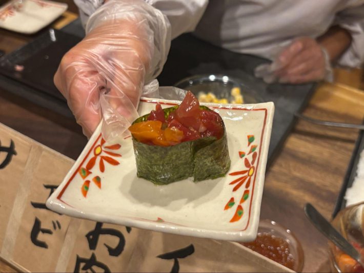 マグロとサーモンのユッケ軍艦