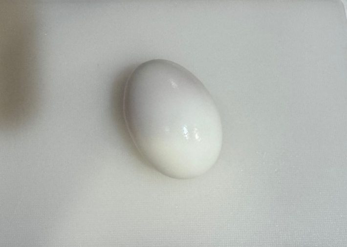 この調理器を使うと簡単に殻が剥ける