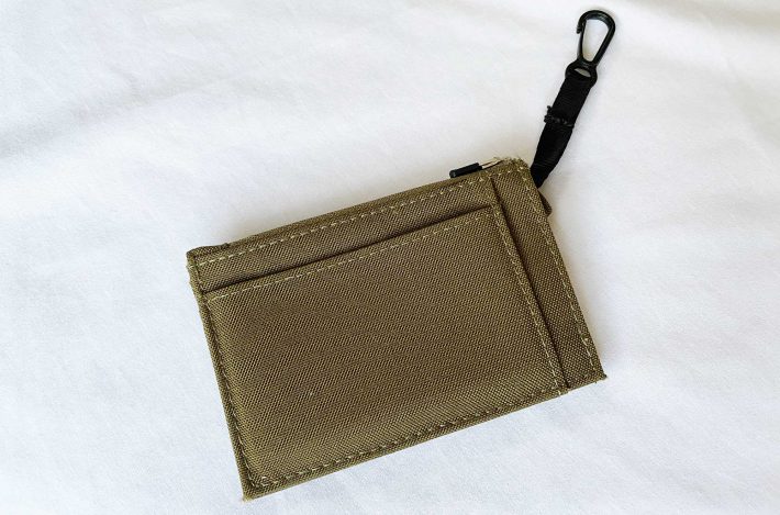 ワークマン スリムウォレット　780円　上からと横から入れられるポケットがある面