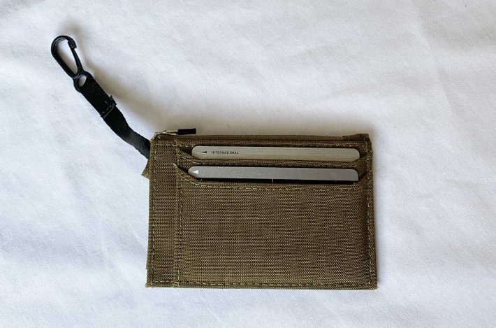 カードが取り出しやすいポケット2つと横から入れられるポケットがある面