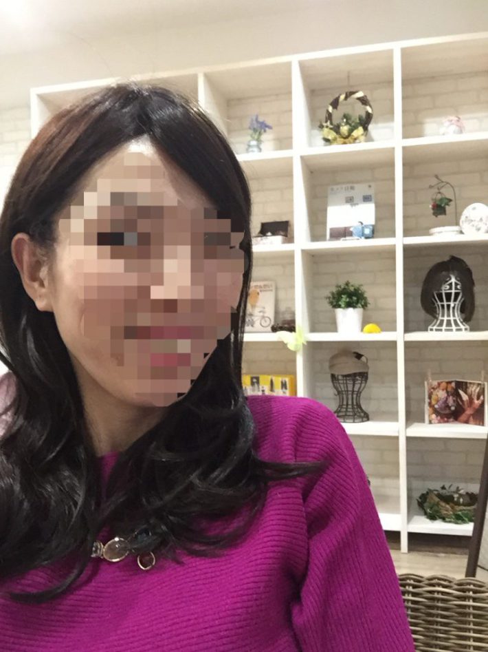 抗がん剤治療の前にウィッグサロンでウィッグを試着する筆者