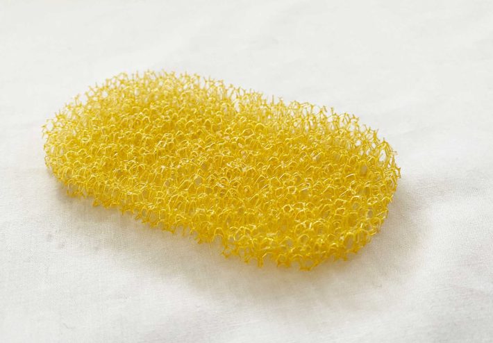 最近まで1年以上使い続けていた以前のモデル。へたっていません。もともと黄色味を帯びている商品でした