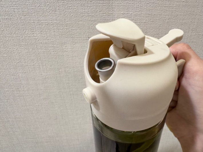 注ぎ口の形状的に外側へとオイルが垂れづらい