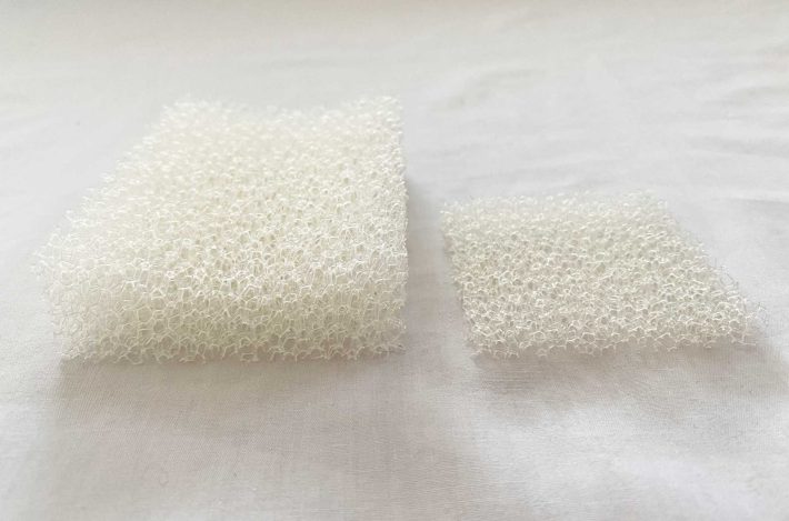 写真左）発泡ウレタン石けん置き・取替用スポンジ　写真右）携帯用発泡ウレタン石けん置き・取替用スポンジ