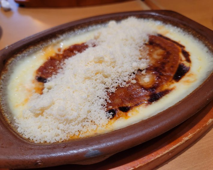 粉チーズをかけたミラノ風ドリア