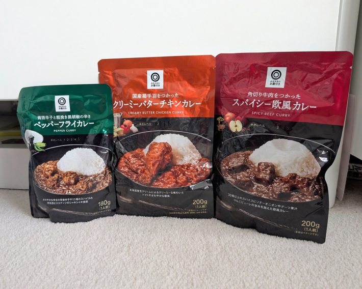（左から）青唐辛子と粗挽き黒胡椒の辛さ　ペッパーフライカレー 180g　388円 、国産鶏手羽を使った　クリーミーバターチキンカレー 200g　431円、角切り牛肉を使った　スパイシー欧風カレー 200g　431円