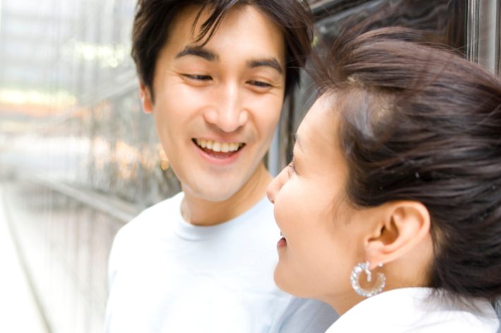 女性のピアスを見る男性