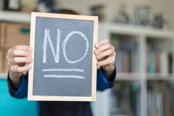 黒板を持った子供