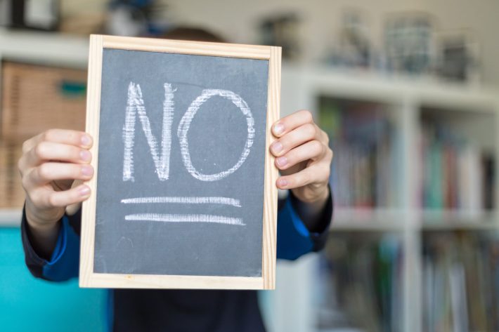 黒板を持った子供