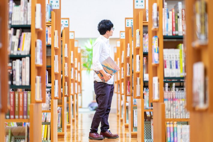 図書館にいる男性