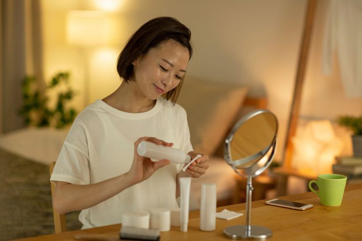 スキンケアをする女性