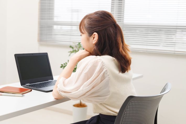 頬杖をつく女性